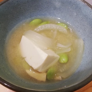 玉ねぎと枝豆と豆腐の味噌汁